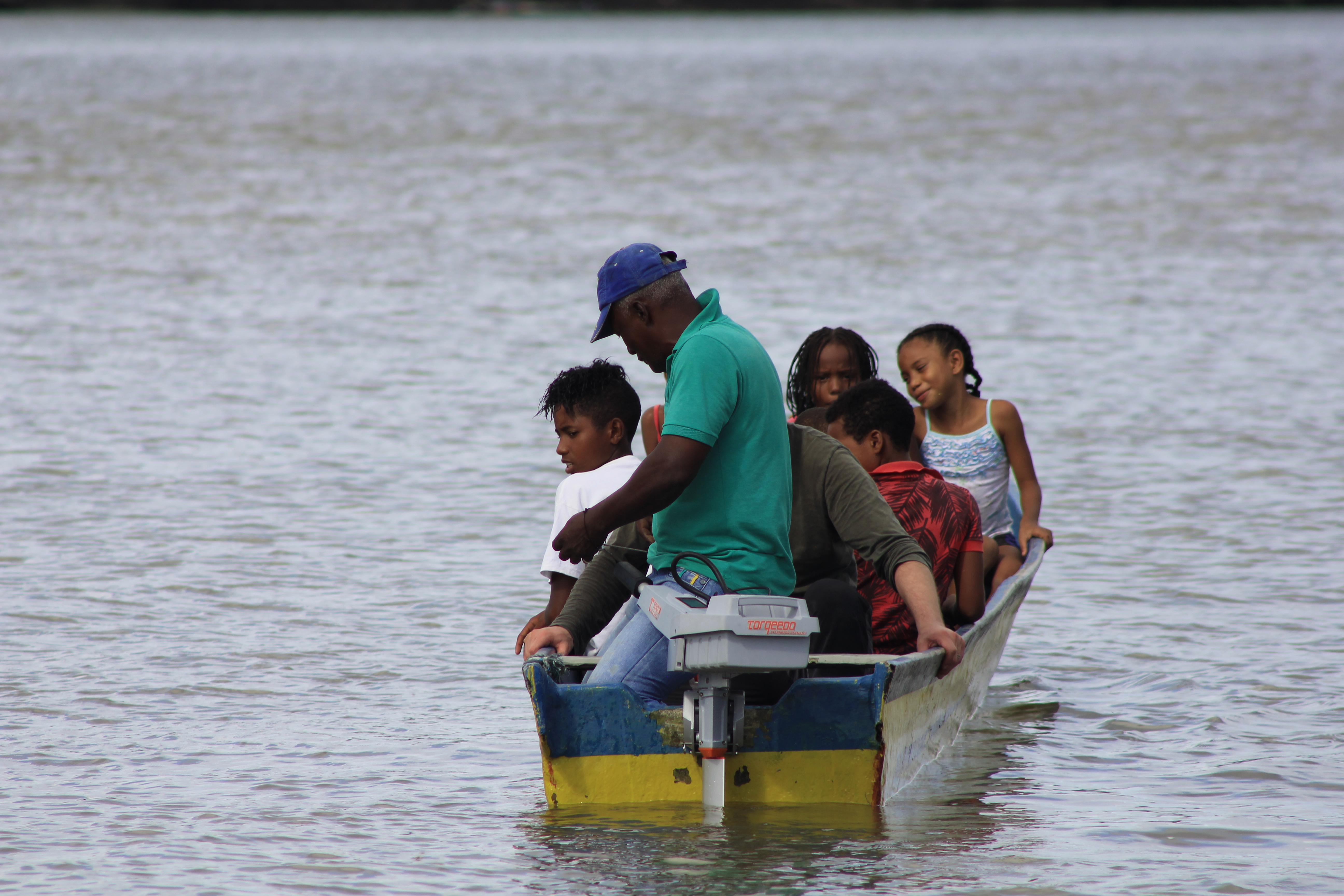 Bote con niños